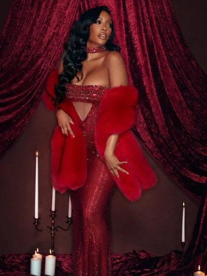 Vestido Rubi vermelho justo, coberto de pedrarias brilhantes, com decote cai-cai, recorte triangular e corte sereia